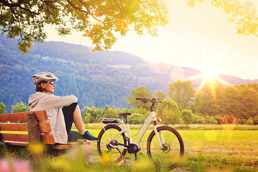 Frau mit E-Bike